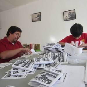 Edgar y Diego Rincón armando los cuadernillos de la Antología de Poesía Fronteriza, editado en colaboración con la exposición Espacios Comunes en el Museo de Arte del INBA en Ciudad Juárez. Foto: Verónica Martinez. 