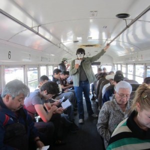 Michell Vázquez y Luis Pedro Arreola (al fondo) en la lectura de calaveras el 2 de noviembre de 2013.  Foto: Verónica Martínez. 