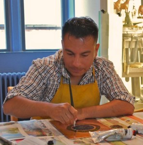 José Santos trabajando en el Museum of Royal Worcester.              Foto cortesía. 