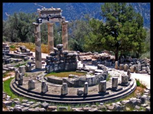 “Te advierto, quien quiera que fueres, tú que deseas sondear los arcanos de la naturaleza, que si no hallas dentro de ti mismo aquello que buscas, tampoco podrás hallarlo fuera. Si tú ignoras las excelencias de tu propia casa, ¿cómo pretendes encontrar otras excelencias? En ti se halla oculto el Tesoro de los Tesoros. Hombre, conócete a ti mismo” Oráculo de Delfos. Foto: http://factoriahistorica.wordpress.com/