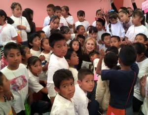 Gabriela Sodi Miranda con estudiantes del Estado de México. Foto: Luis Felipe Barrientos. 