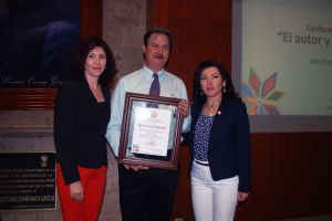 En el marco de la Conmemoración del Centenario del Estado de Nayarit, México, la Trigésima Primera Legislatura hizo entrega de un reconocimiento al investigador Enrique de Aguinaga Cortés (en el centro de la fotografía) por la gran aportación histórica que ha otorgado a las nuevas generaciones en Nayarit. Foto: Periódico Express. 