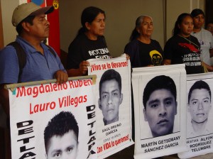 Padres de los 43 estudiantes de la Escuela Normal Rural de Ayotzinapa en la ciudad de Iguala, Guerrero, México. Foto: Eduardo Estala Rojas. 