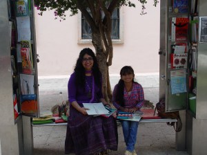 Verónica Cortés Sandoval, mediadora de lectura de Palalibros; Gema Pérez Rojas, lectora y estudiante de quinto año de primaria. Fotografía: Eduardo Estala Rojas. 